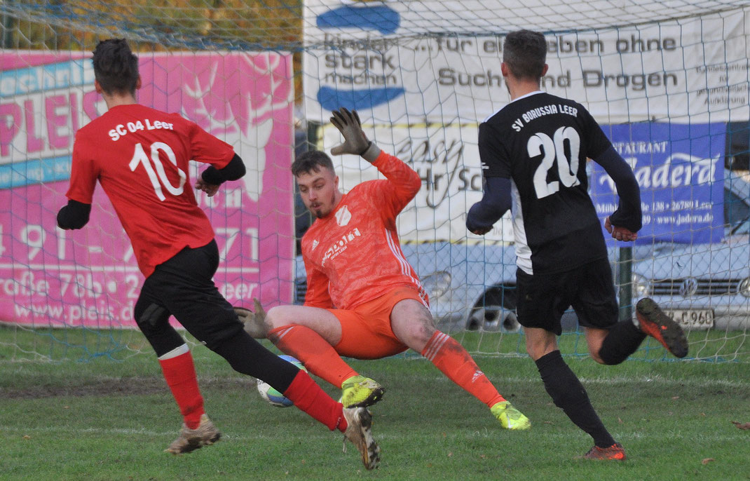 Borussia-Torhüter Kevin Tooren verhinderte eine noch höhere Niederlage. Hier rettet er in höchster Not gegen Silas Eickershoff.