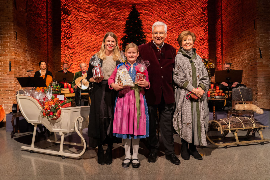 Verleihung des MERKUR Sonderpreises 2022 durch Dr. Hanna Raif, Merkur, an Sofie M. mit Enrico de Paruta und Schirmherrin Carolin Reiber.