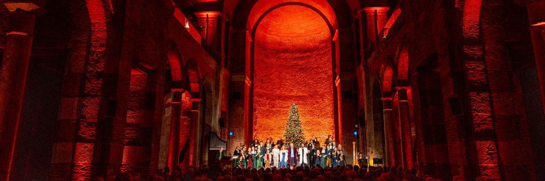 Finale des Weihnachtrsfestspiels Heilige Nacht in der Allerheiligen-Hofkirche der Münchner Residenz mit Ensemble und Engelsstimmen Solisten 2024