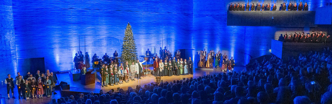 Großes Finale mit Gesangssolisten, Chöre, Orchester, Bläserensembles und Alle Solisten der Engelsstimmen im Audimax Regensburg 2024