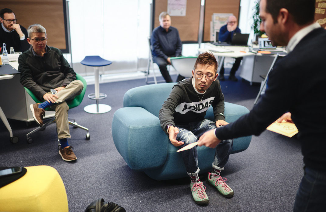Event-Foto vom Mercedes-Benz Global Training in Stuttgart: Perspektivenwechsel durch Interaktion – jede Karte ein neuer Gedanke, jedes Gespräch ein Impuls.