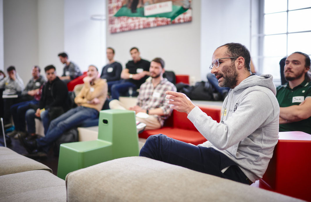 KI-Garage: Software developers in discussion during a tech event, captured as part of the event photography.