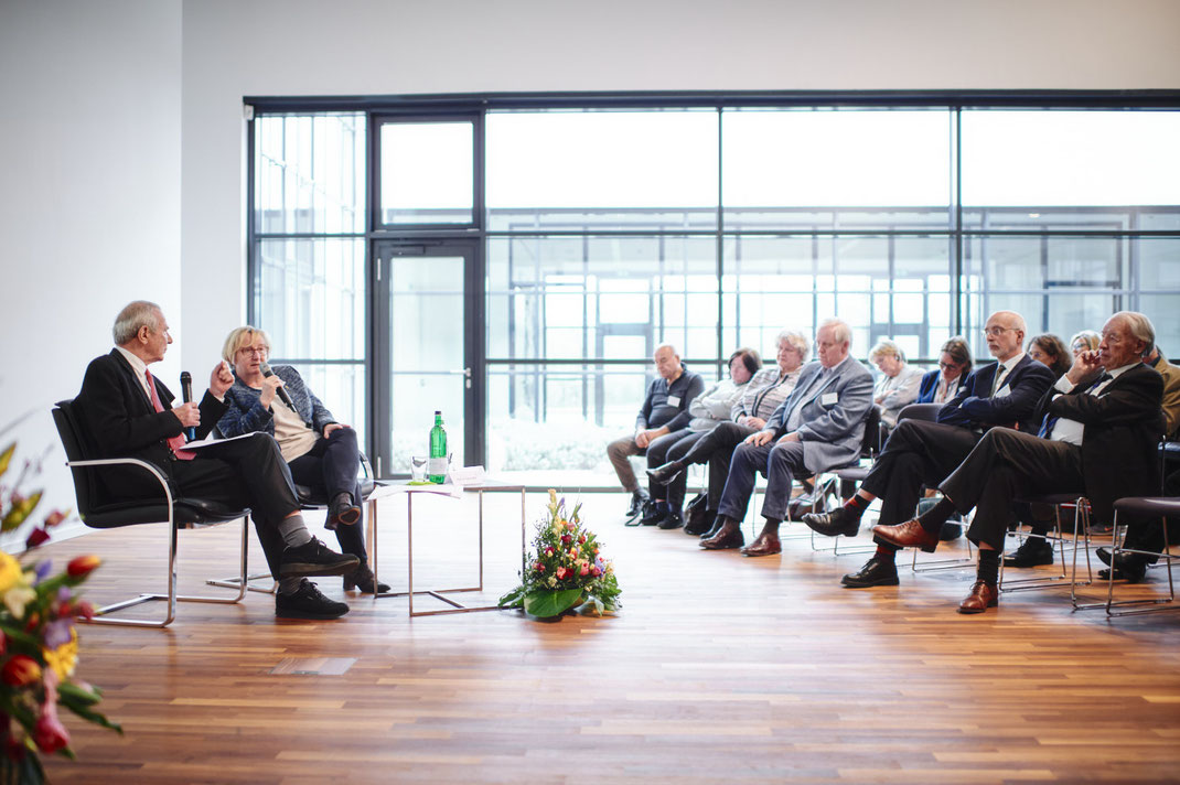 Dr. Rainer Wild Foundation for Healthy Nutrition: Discussion during a conference, captured by an event photographer.