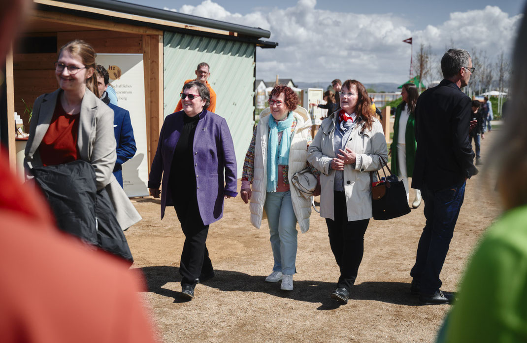 Eventfoto von Christoph Bastert: Besuchergruppe bei einem Rundgang auf dem BUGA-Gelände Mannheim 2023 während der LandFrauen-Veranstaltung bei sonnigem Wetter.
