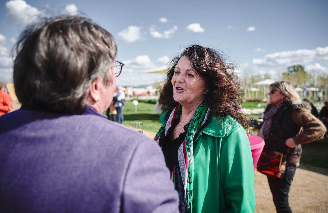 Eventfoto von Christoph Bastert: Zwei Frauen im Gespräch bei der LandFrauen-Veranstaltung auf der BUGA Mannheim 2023, bei Sonnenschein im Außenbereich.