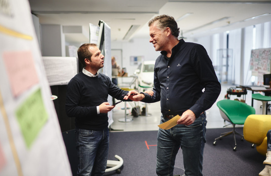 Event-Foto vom Mercedes-Benz Global Training in Stuttgart: Austausch – zwischen Kärtchen, Stiften und starken Ideen entsteht echtes Miteinander.