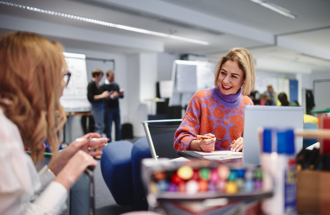 Event-Foto vom Mercedes-Benz Global Training in Stuttgart: Zwischen Marker, Flipcharts und Laptops – lebendiger Austausch, kreative Energie und echtes Teamwork in entspannter Atmosphäre.