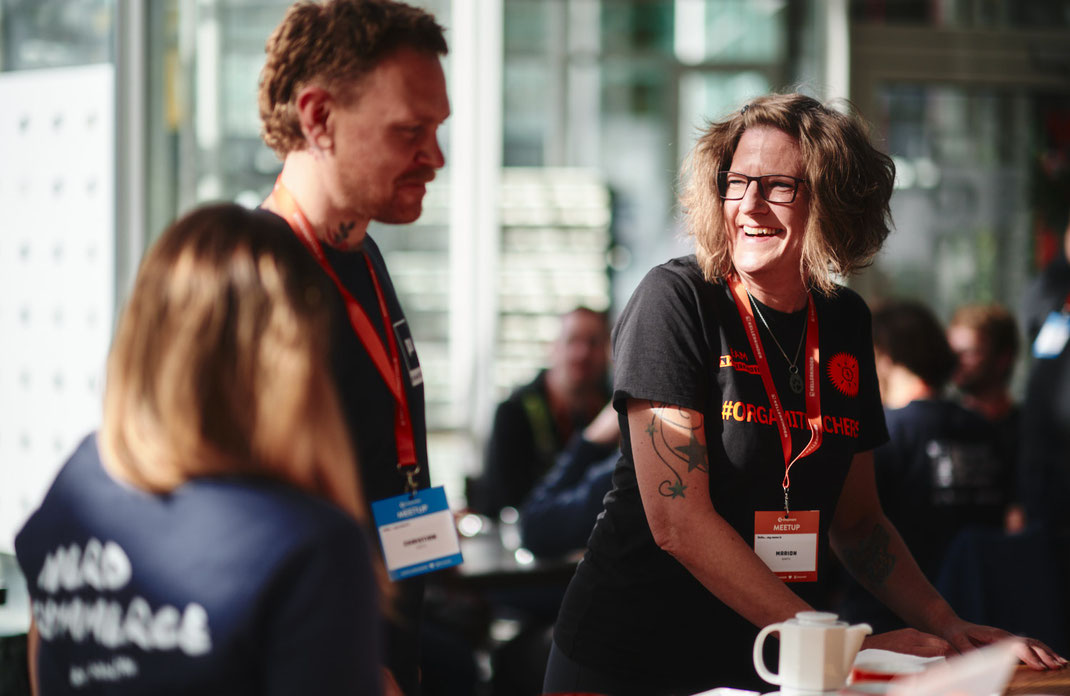 Kellerkinder Bar Camp: Two participants in conversation during a workshop, captured as part of the event photography.