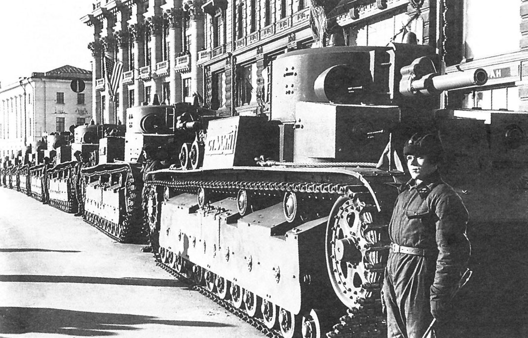 Progressivement, l'Armée Rouge reçoit ses T-28 et les dispatche dans ses brigades blindées 
