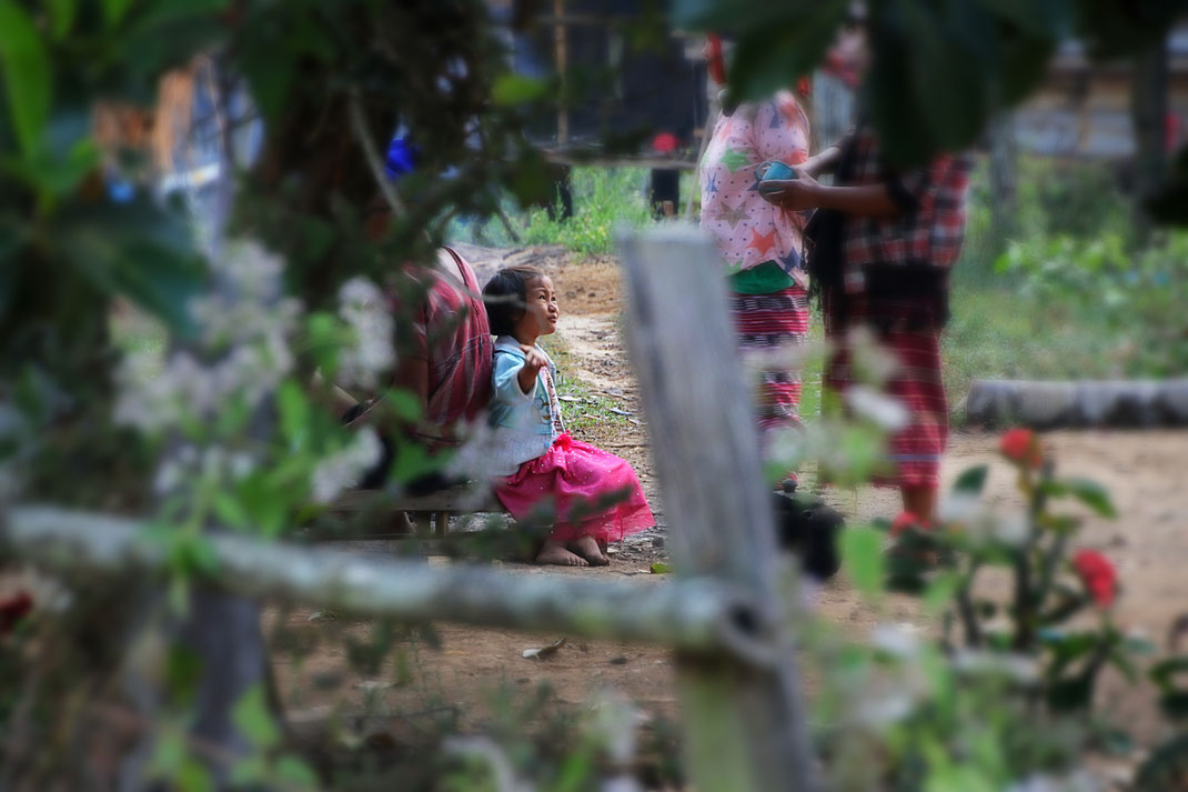 Une enfant avec sa famille d'un village Karen