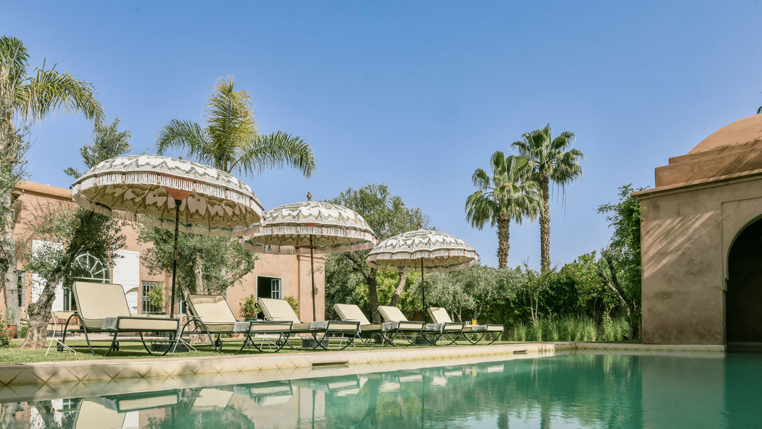 Location Villa 5 chambres à Marrakech à partir de 600€ la nuit · Piscine chauffée · Tennis à partager · Personnel inclus