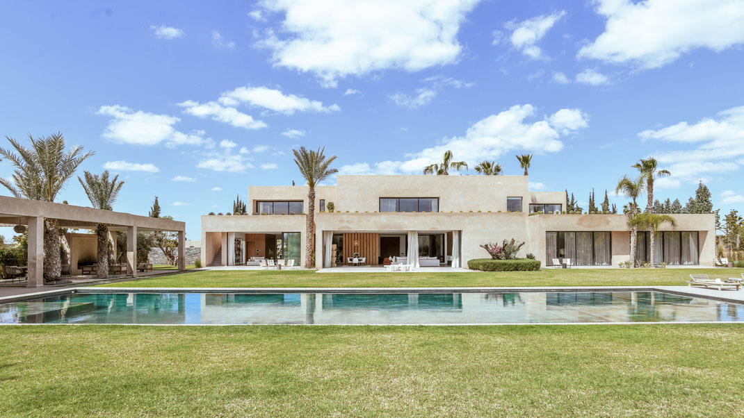 Location Villa 7 chambres à Marrakech à partir de 2150€ la nuit · Piscine chauffée · Spa · Fitness · Tennis et padel · Personnel inclus