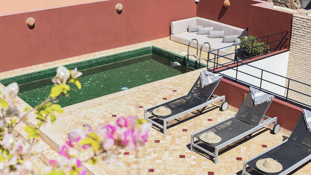 Location Riad Marrakech 7 chambres pour 14 personnes à partir de 1400€ la nuit · Piscine & rooftop · Personnel inclus