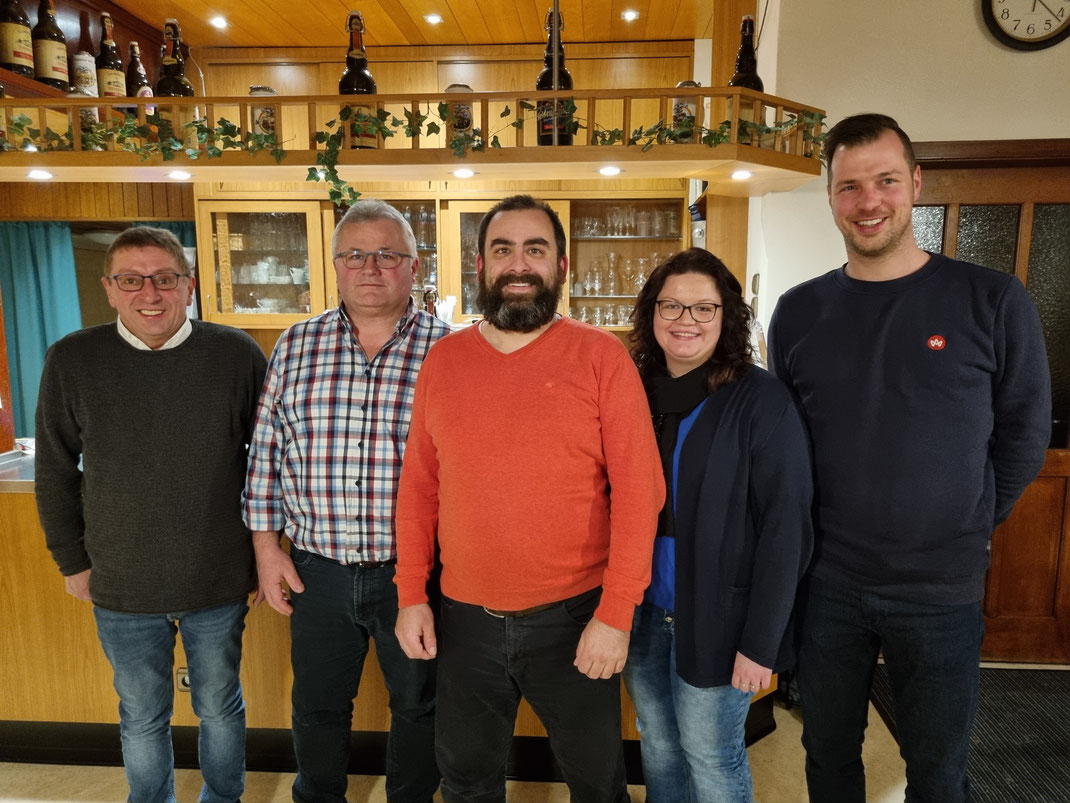 Jahreshauptversammlung 2024. Gesangverein Alfeld 1852 unter neuer Führung. v.l. Schriftführer Thomas Niebler, Schatzmeister Ernst Maul, 1. Vorsitzender Andreas Waigel 2. Vorsitzende Verena Beck und Chorleiter Roland Nitzbon