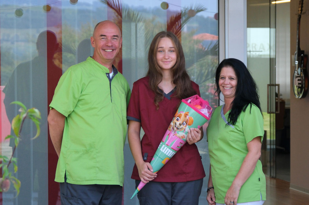 Drei Personen, von Links: Sven Winkler (Zahnarzt), Dijona Jaha (Auszubildende), Nicole Rhiner (Dentalassistentin)