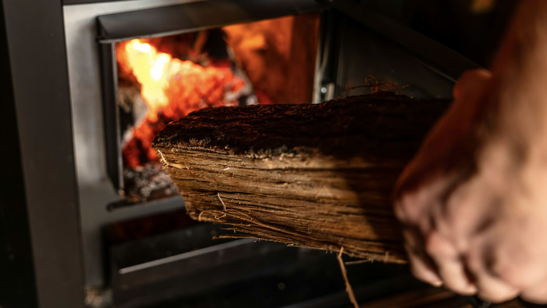 Poêle bois buche feu chargement