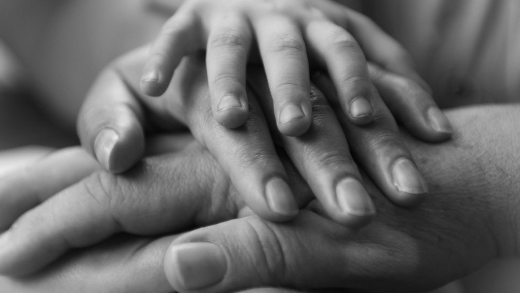 Famille mains enfant parents
