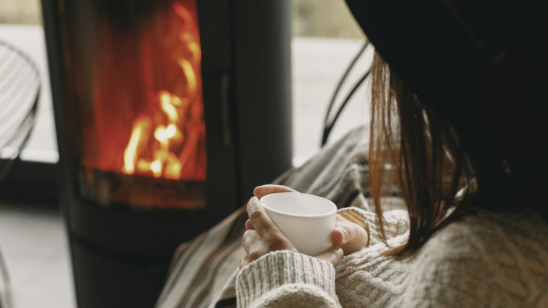 Poêle feu femme détente tasse