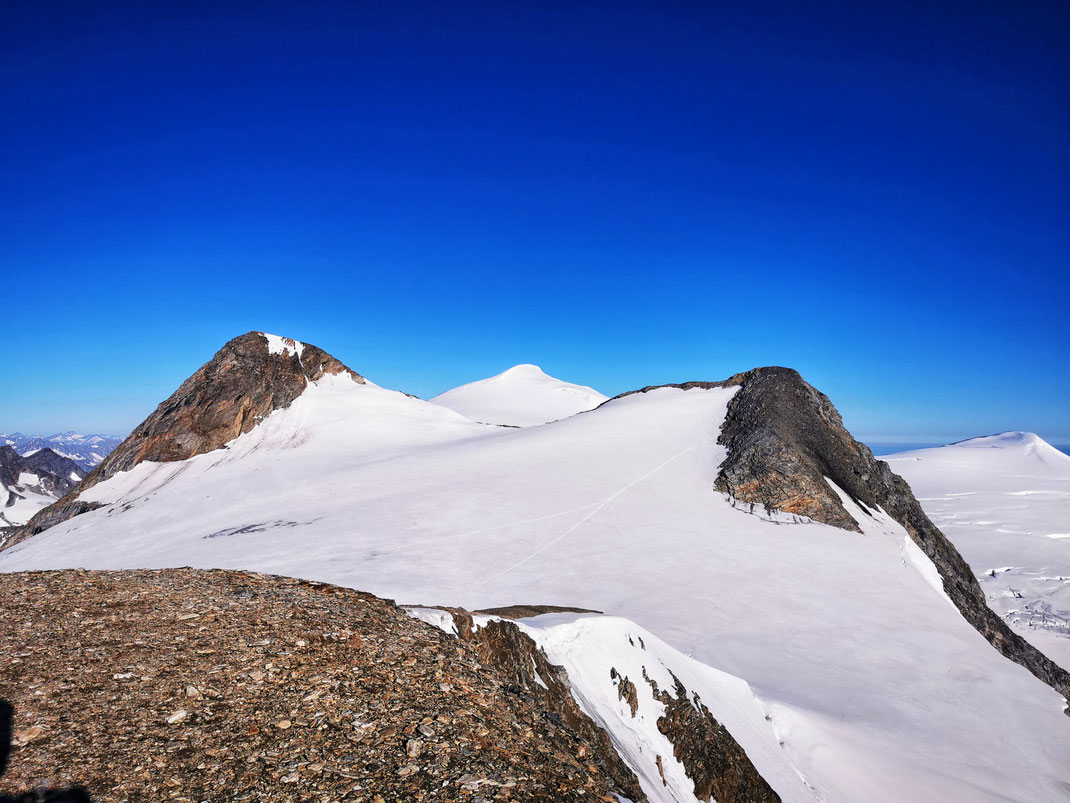 Am Gipfel des Hohen Zaun, links das Rainerhorn, rechts die Schwarze Wand