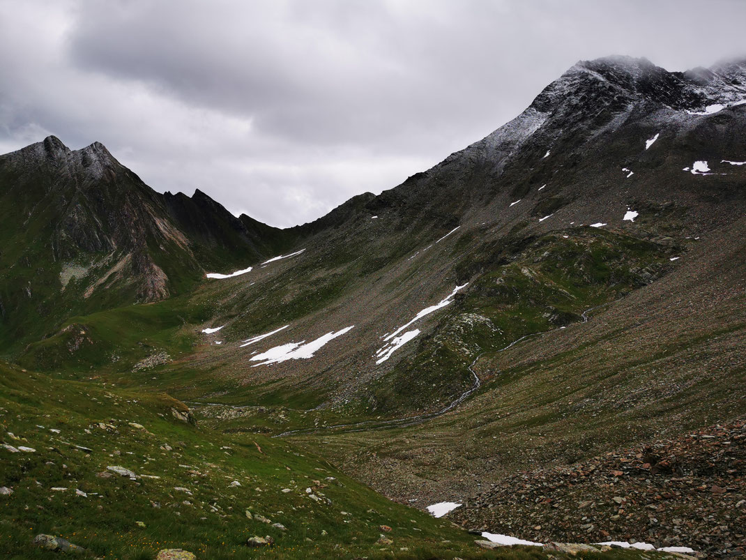 Blick auf den Weiterweg und die Micheltalscharte (Bildmitte) auf 2.652m