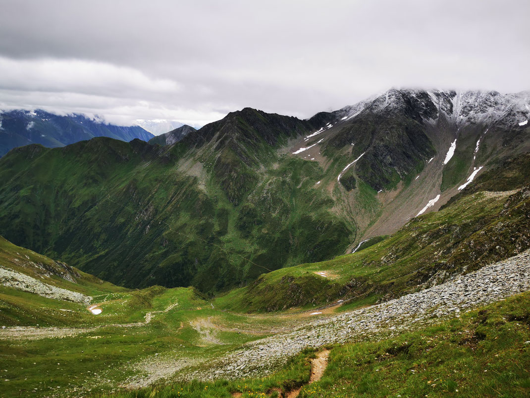 Ausblick an der Micheltalscharte, auf der gegenüber liegenden eite ist der Weiterweg gut zu erkennen