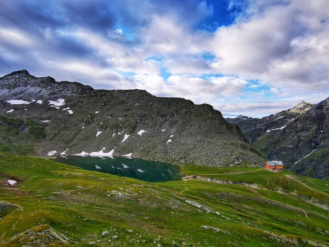 Blick auf die Reichenberger Hütte beim Aufstieg zum Bachlenkenkopf