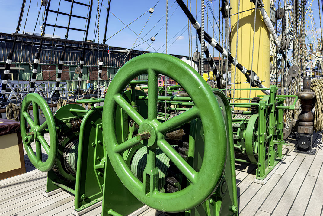 grüne Steuerräder der Seilwinden auf dem Deck der Peking