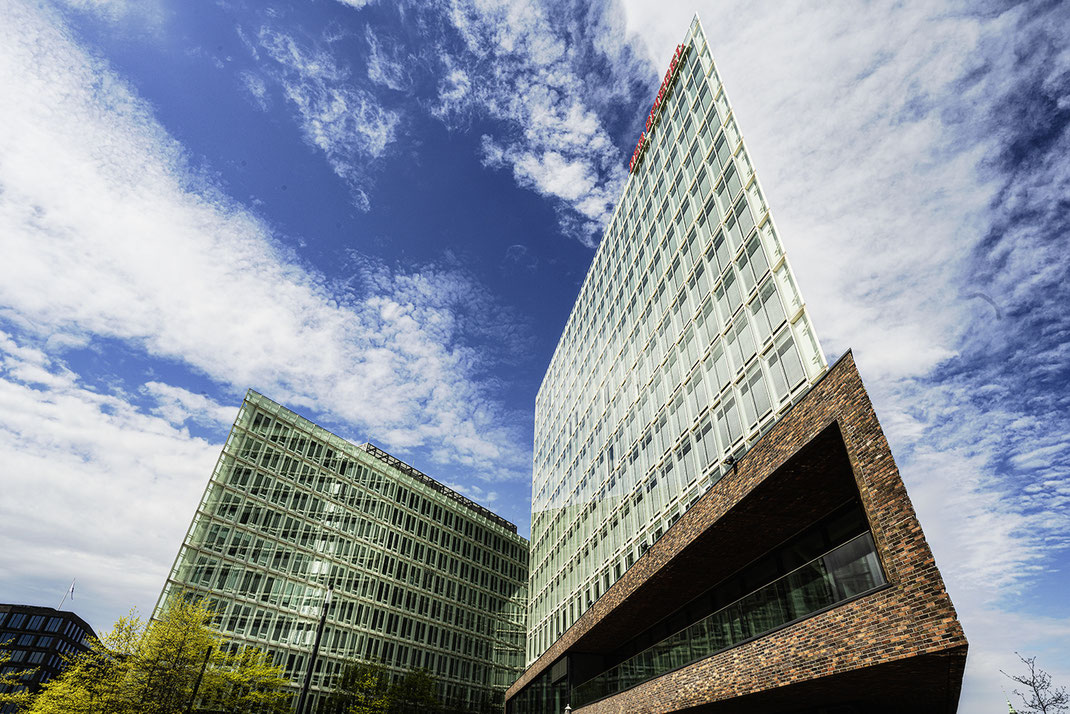 Architekturfoto von eine Businessgebäude in Schiffsform