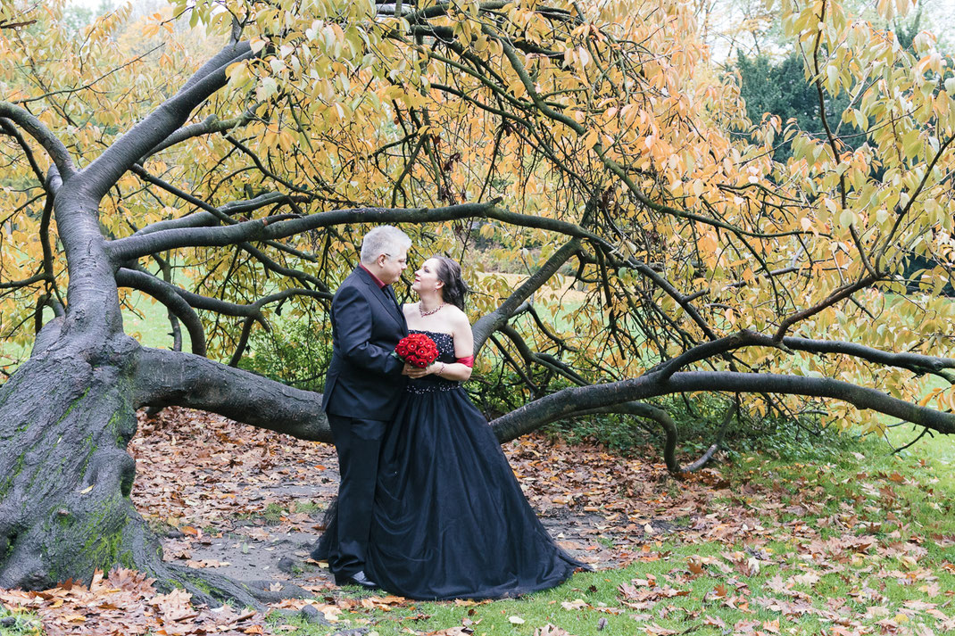 Hochzeit in scharzem Brautkleid, Kaisergarten Oberhausen, Braut, Bräutigam