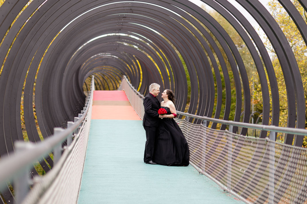 Hochzeit in scharzem Brautkleid, Oberhausen. Slinky springs to fame