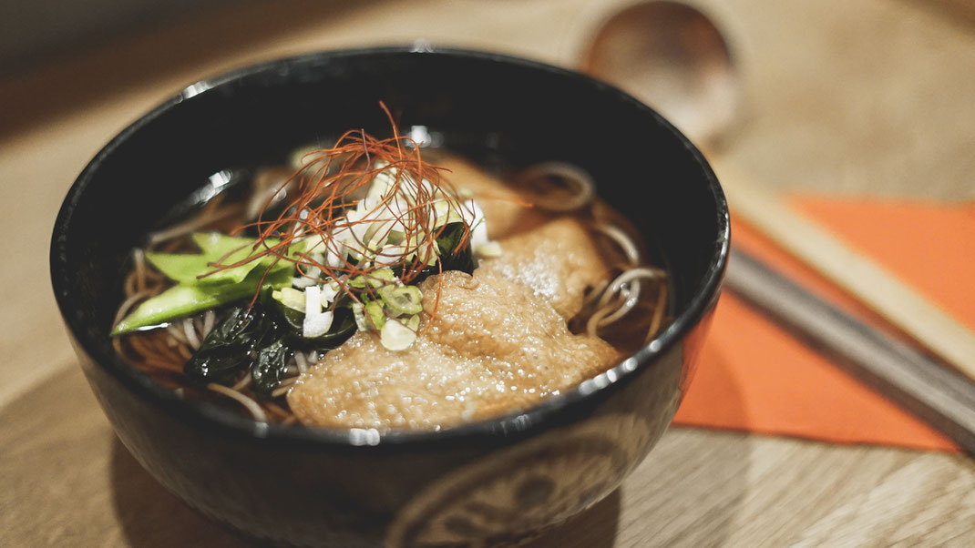 Kitsune Soba (Suppentopf mit Seetang und Tofutaschen - vegan)