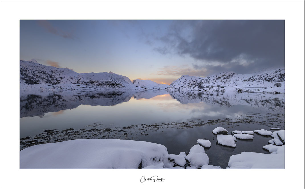 aurore boréale; Laponie; hiver; cercle arctique; Norvège; suède; Finlande; neige; arbres enneigés; cercle polaire; Lofoten, Reine; Fjord; Lumière; Sakrisoy 