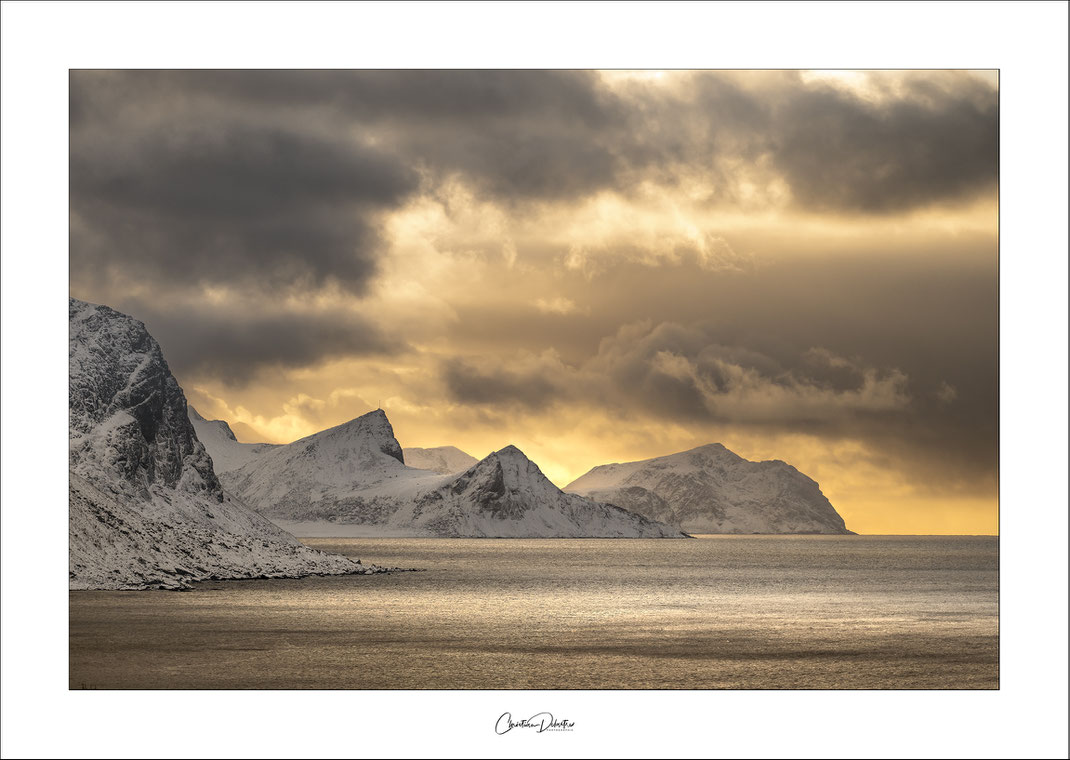 aurore boréale; Laponie; hiver; cercle arctique; Norvège; suède; Finlande; neige; arbres enneigés; cercle polaire; Lofoten, Reine; Fjord; Lumière; Sakrisoy