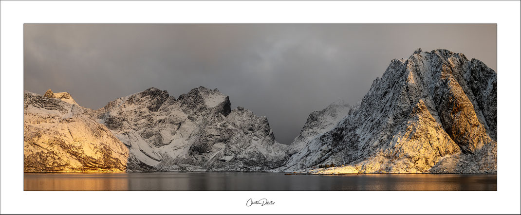 aurore boréale; Laponie; hiver; cercle arctique; Norvège; suède; Finlande; neige; arbres enneigés; cercle polaire; Lofoten, Reine; Laponie Suèdoise; Samis Fjord; lumière; montagne ; neige ; glace ;  