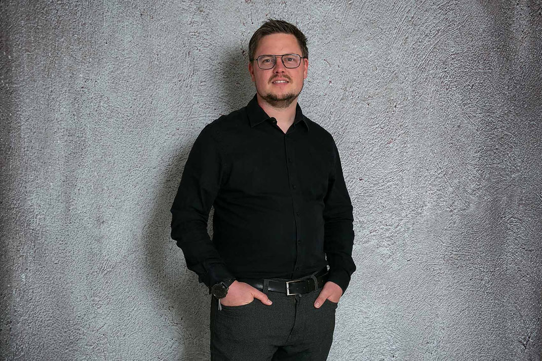 Mitarbeiterfoto mit Fotostudiosetting umgesetzt vor Ort in Ihrem Unternehmen