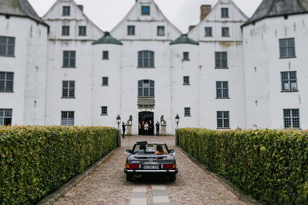 Auto fährt vor Schloss in Glücksburg