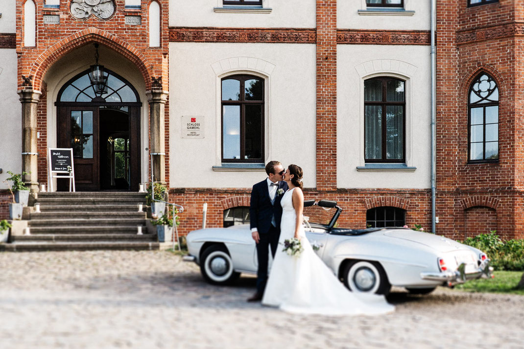 Paar Hochzeit vor Mercedes