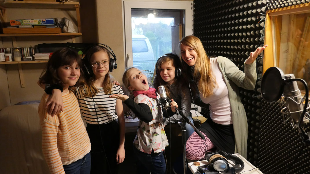  Claudia singt Mantras und Bewegungslieder zusammen mit ihren Yoga-Kids in professioneller Musikproduktion