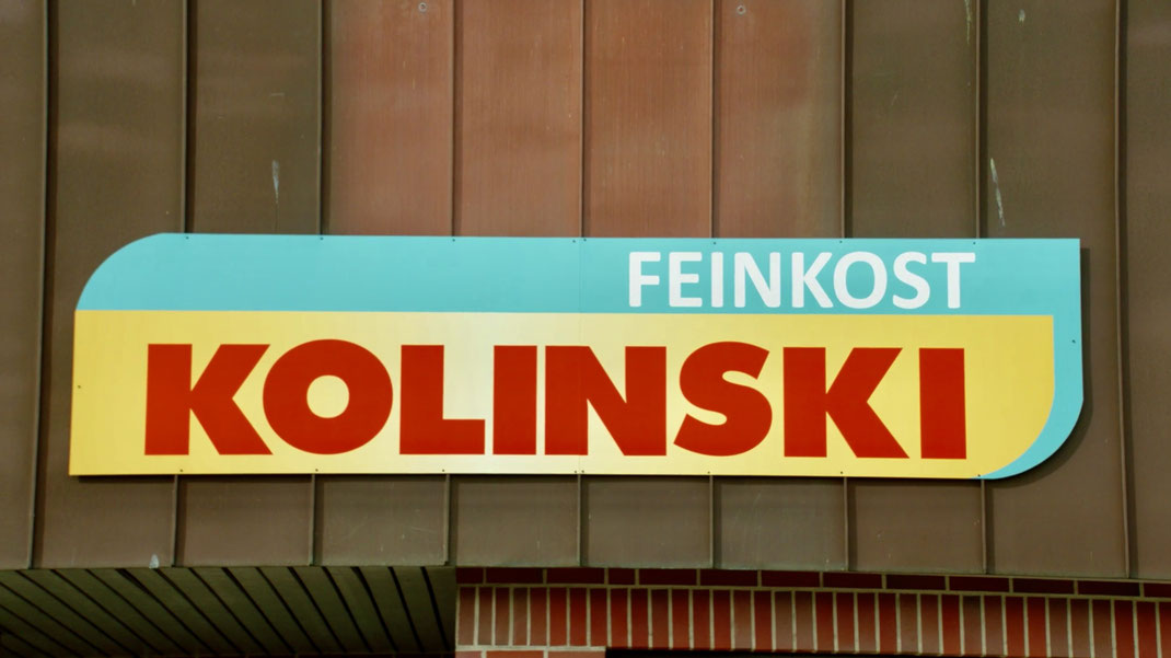 Feinkost Kolinski, Firmenlogo, Logo, die Bühne von DIE DISCOUNTER von Kleine Brüder