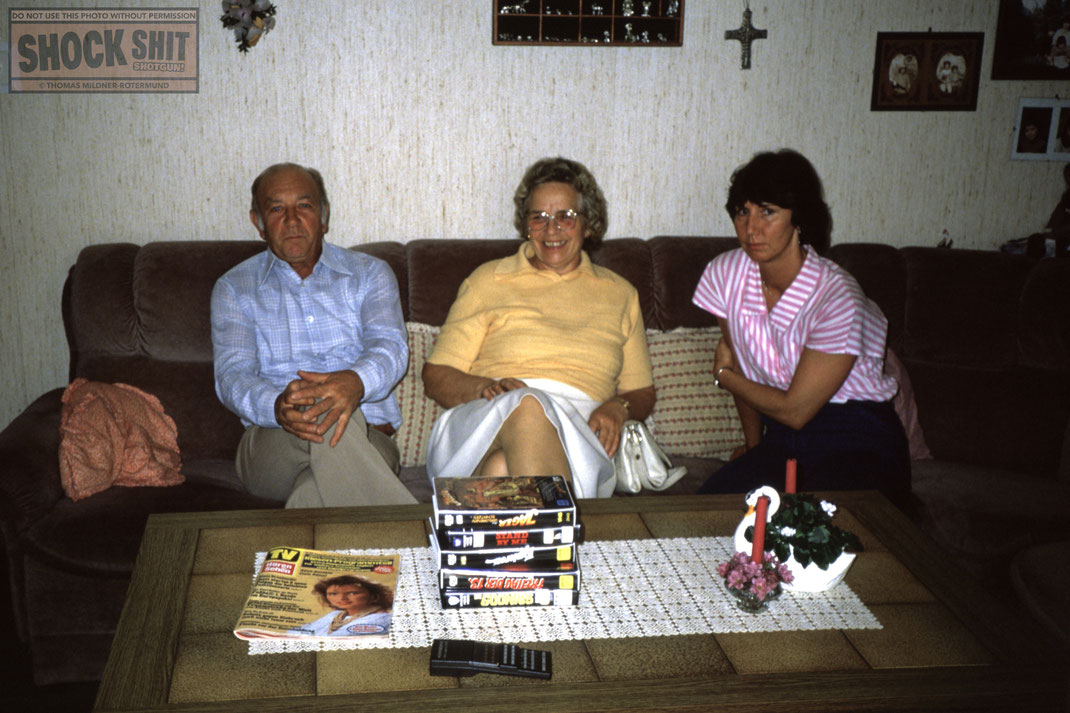 Fliesentisch im Wohnzimmer, TV Hören und Sehen, sehr teure Videokassetten die kommerziell bespielte Filme enthalten