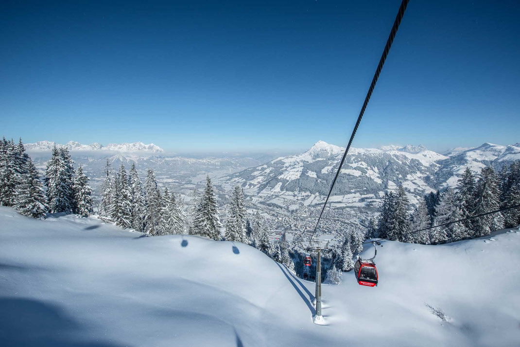 Aussicht von Gondel auf verschneites Tal