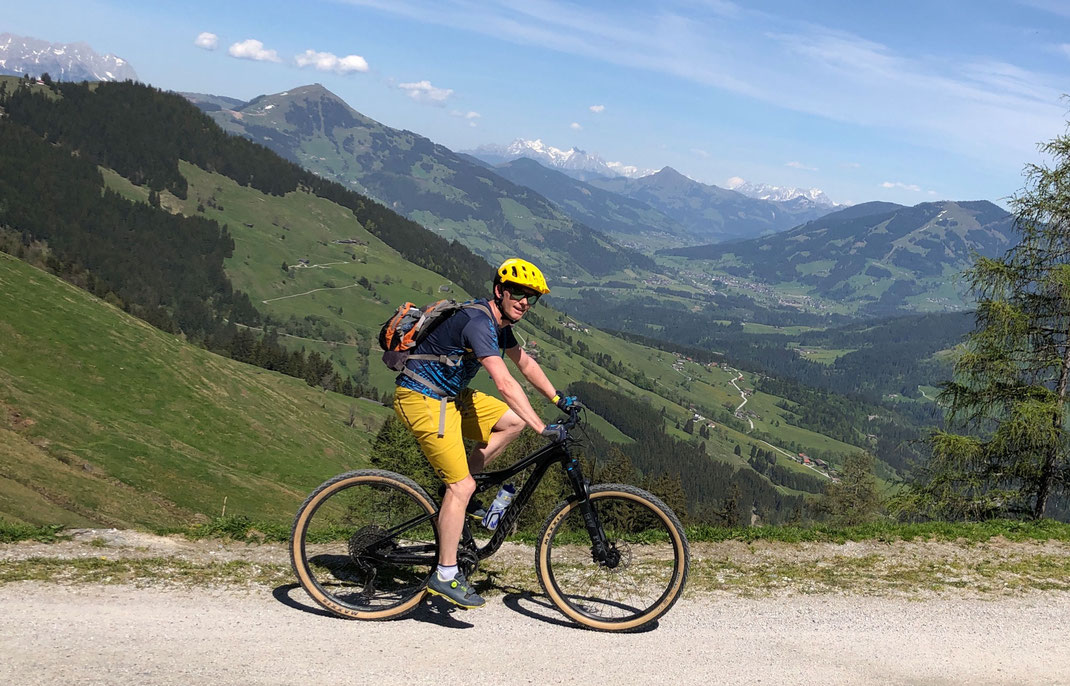 Bikeguide und Gastgeber Tom Dumon in den Bergen unterwegs – die Talblicke sind immer eine Augenweide!