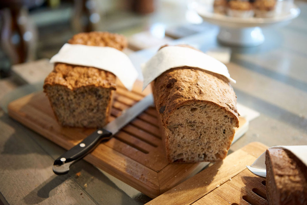 Frisches Brot für das Frühstück zum selbst schneiden