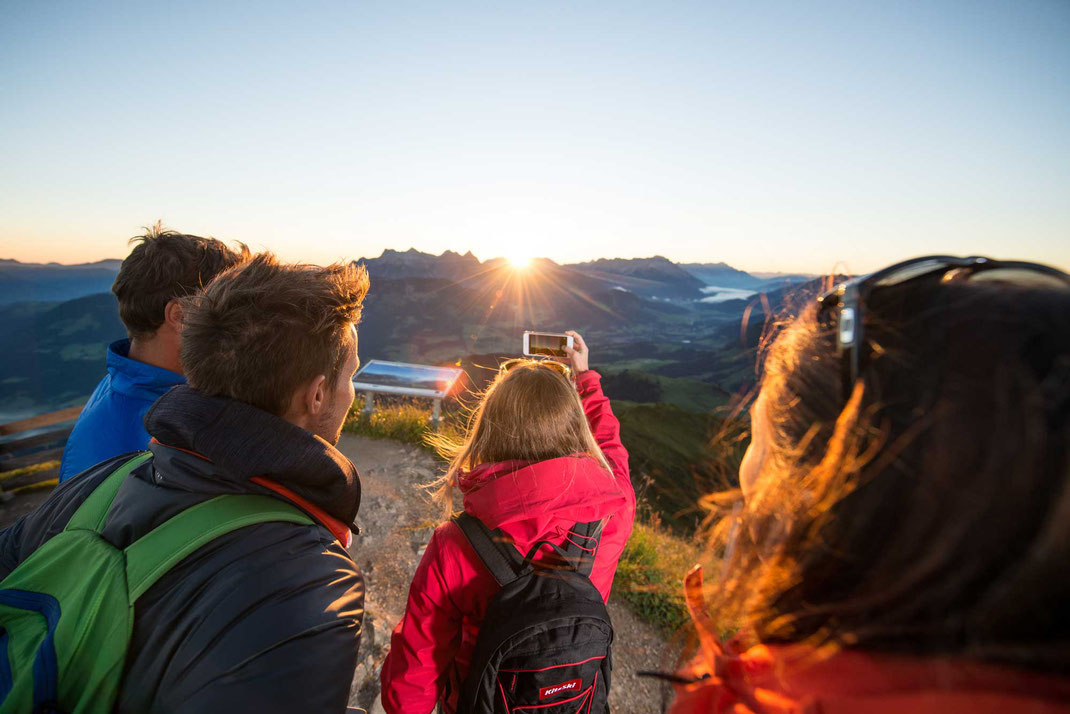 Selfie mit Freunden beim Wandern am Berggipfel