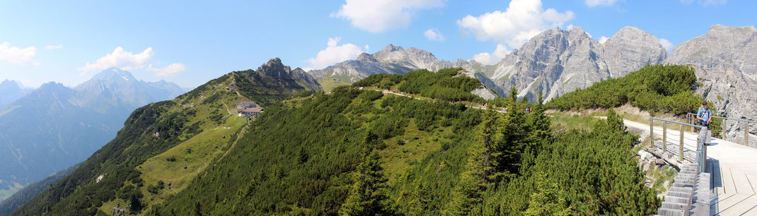 Panorama:  Links Elfer und Habicht 3277m, Mitte: Kreuzjoch - Niederer + Hoher Burgstall, Rechts: Schlicker Seespitze 2800m, Riepenwand, Ochsenwand