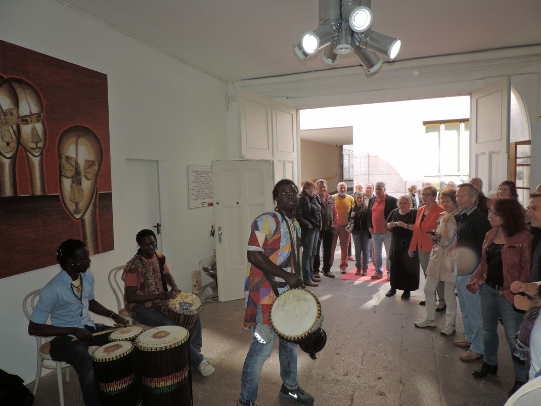 Performance durch die Kölner Gruppe MAMA AFRICA in der RUHR GALLERY in der VILLA ARTIS in MÜLHEIM