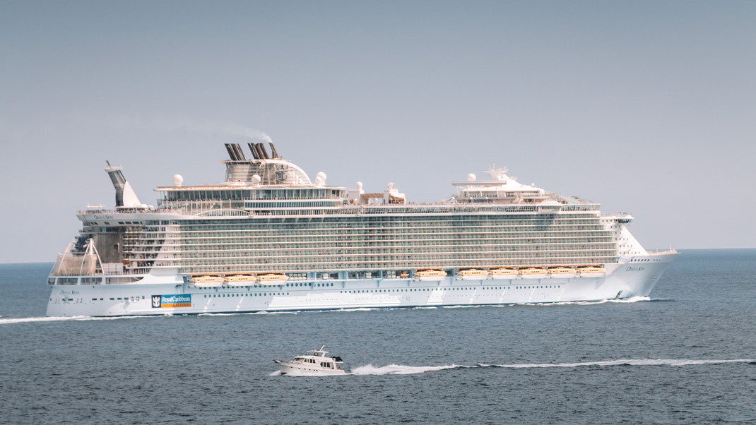 Die Oasis of the Seas von Royal Caribbean beim Auslaufen aus Palma de Mallorca, Spanien
