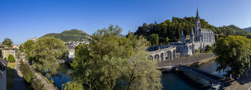 Le Sanctuaire Notre Dame de Lourdes, vue de la basilique supérieure, du château fort et du Pic du Jer