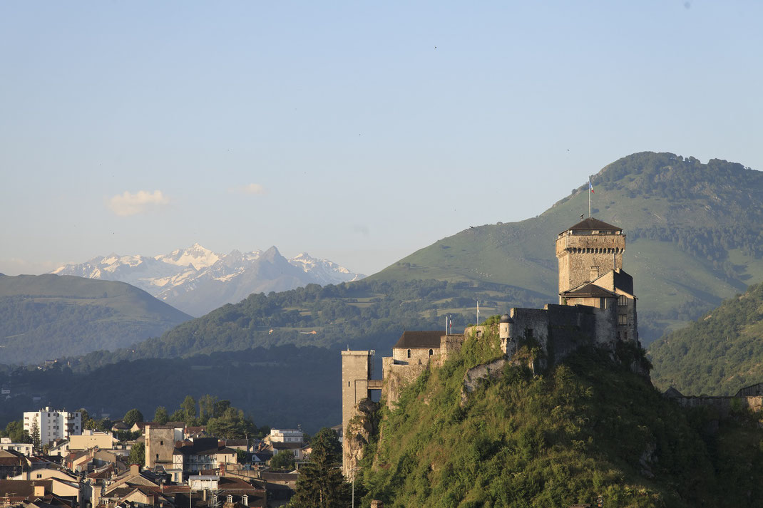 Le château fort de Lourdes, vue sur les Pyrénées enneigées