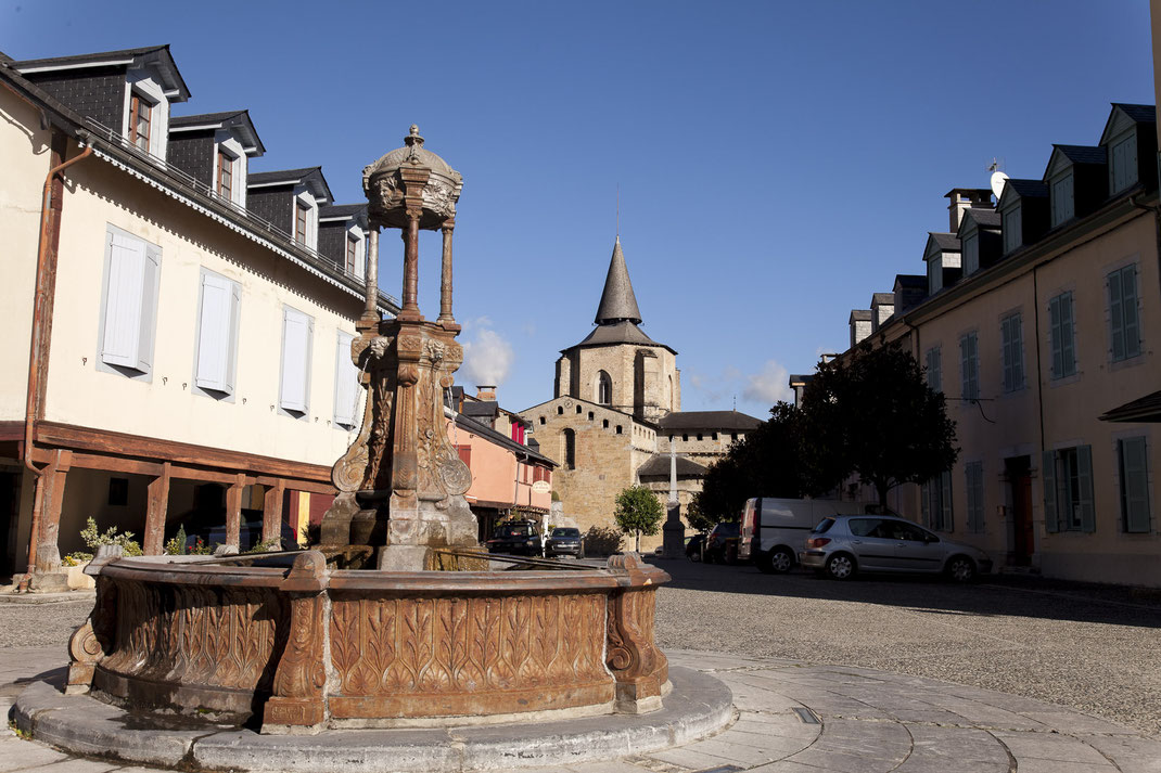 Place village de Saint Savin à quelques kilomètres de Lourdes